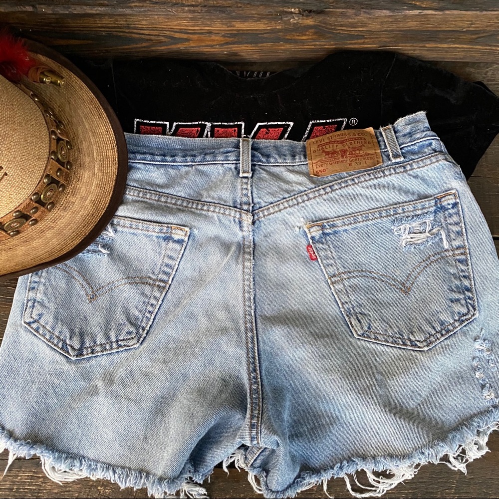 VINTAGE LEVIS DENIM CUT OFF SHORTS LIGHT WASH 33